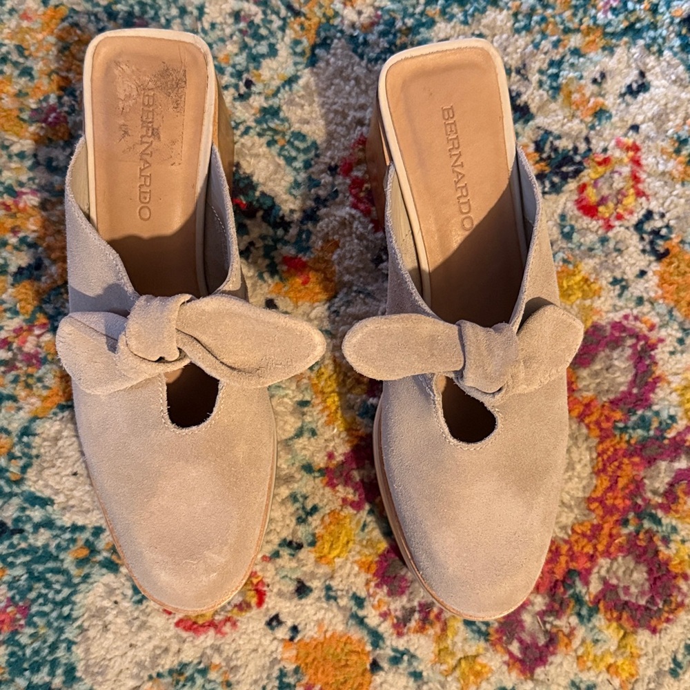 BERNARDO Shoes Womens 7.5 Beige Sadie Mule Wooden Heel Bow Suede‎ Retro Clog - Picture 2 of 7
